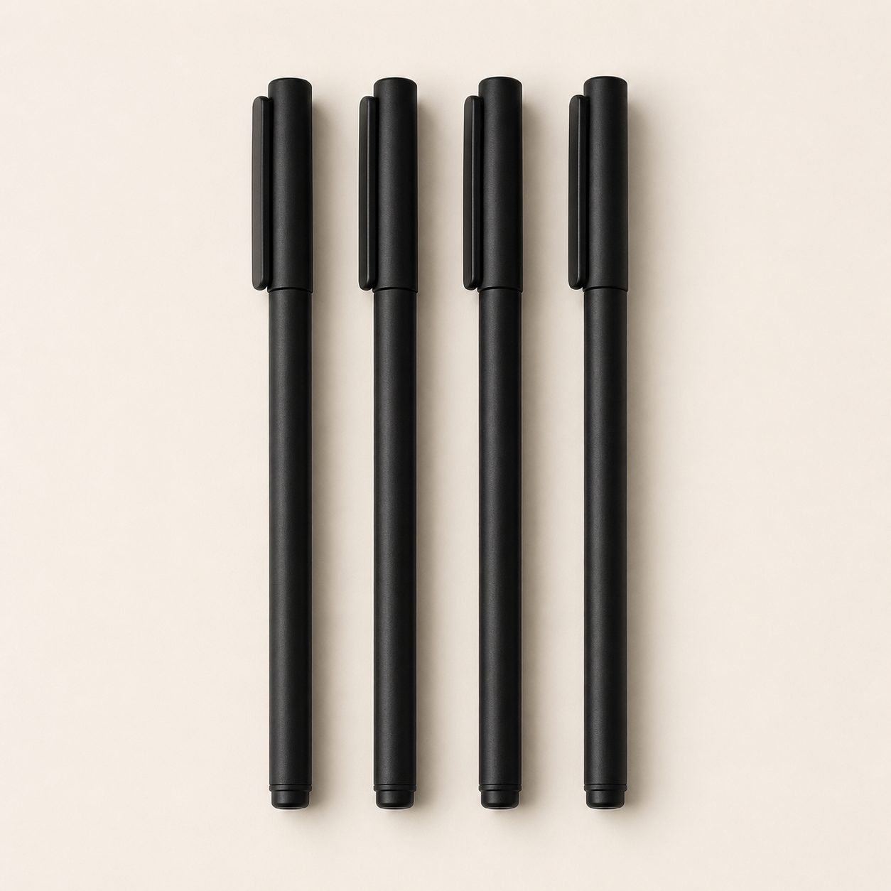 Set di quattro penne gel nere dal design minimalista