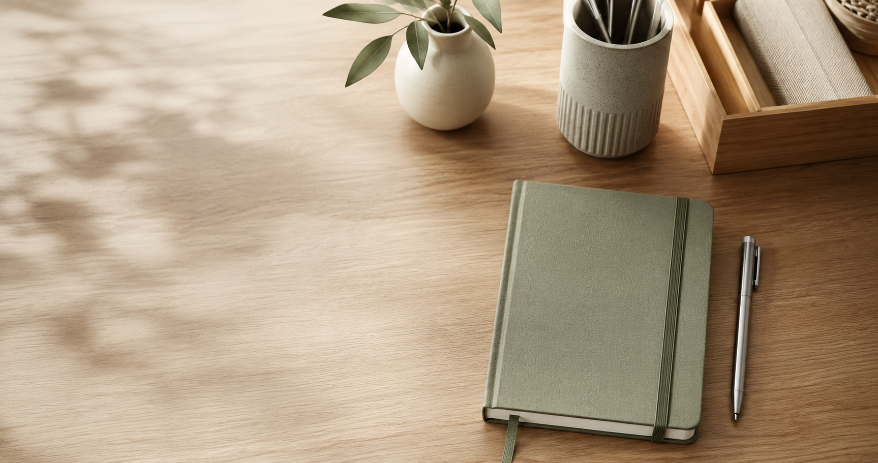 Scrivania minimalista Romanizo con quaderno, penna e organizer